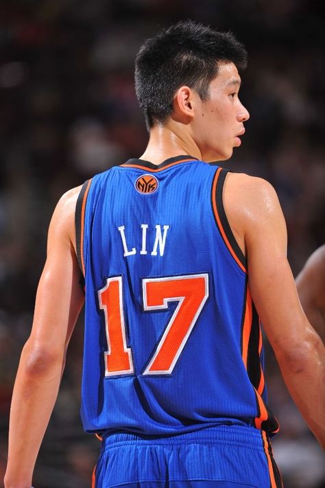 Jeremy Lin #17 New York Knicks Nba Photos, Basketball Stuff, Jeremy Lin, Basketball Wallpaper, Nba Stars, Beastie Boys, Nba Season, Toronto Raptors, Dr Dre