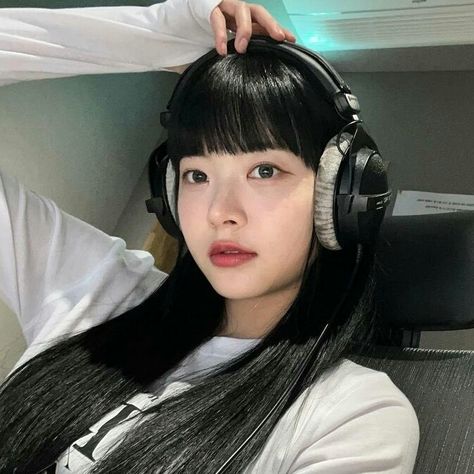 eunchae le sserafim selca icon pfp #kpop I Love The Moon, Eunchae Le Sserafim, Wearing Headphones, Twitter Icon, Blue Flames, Instagram Update, Kpop Idol, Girly Things, Kpop Girls