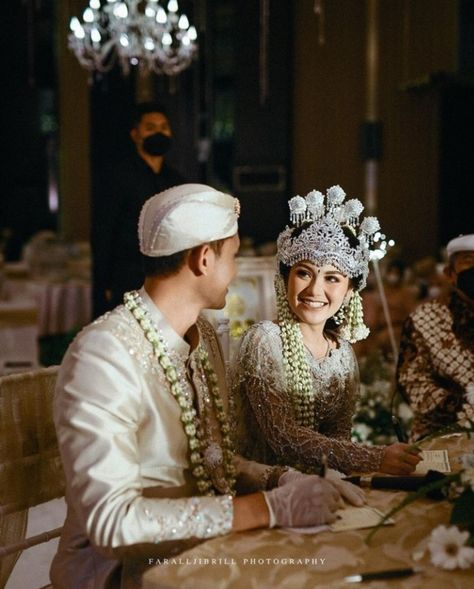 Pose Foto Pernikahan, Foto Akad, Siger Sunda, Mood Photoshoot, Pose Pengantin, Moodboard Wedding, Pose Wedding, Photo Mood, Wedding Nail Art Design