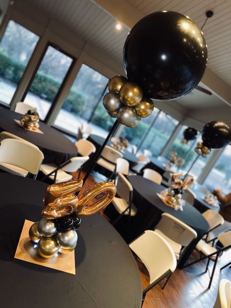 Black And Gold Balloon Table Decor, Black And Gold Balloon Table Centerpieces, Black And Gold Male Birthday Party, Black White And Gold Centerpieces For Men, Graduation Party Balloon Centerpieces, Black And Gold Party For Men, 30th Birthday Table Centerpieces For Men, Black And White Balloon Centerpieces, Men Birthday Theme Ideas Decoration