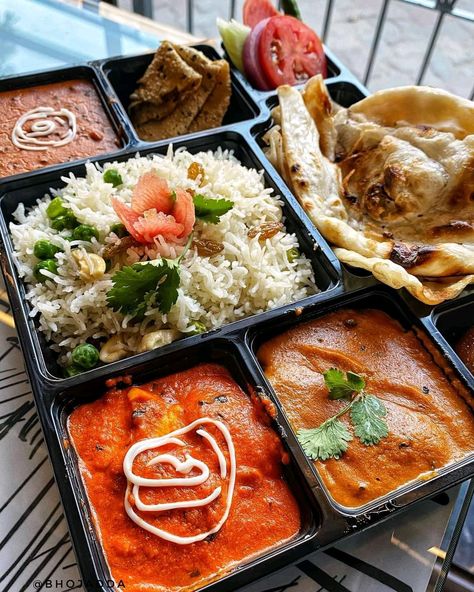 Indian Takeaway Aesthetic, Thali Ideas, Lunch Thali, Continental Cuisine, Watercress Recipes, Food Delivery Packaging, Marathi Culture, Indian Thali, Wedding Buffet Food