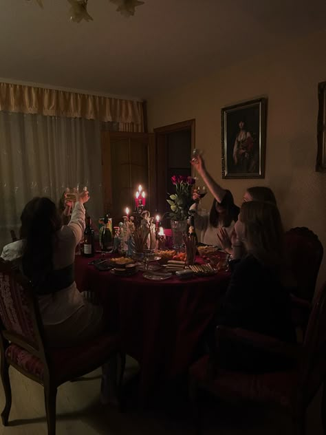 Candles And Wine Aesthetic, Friend Dinner Party Aesthetic Night, Dinner Party Candles Aesthetic, Candlelit Dinner Aesthetic, Dark Academia Party Aesthetic, Cozy Evening Aesthetic, Apartment Dinner Party, Cozy Winter Party, Dinner Party Candles