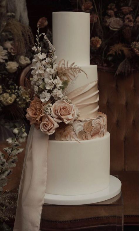 Cakes Simple Design, Beige Wedding Cake, Beige Cake, Cakes Simple, Wedding Cake Pearls, Boho Wedding Cake, Country Wedding Cakes, Tan Wedding, Making Cakes