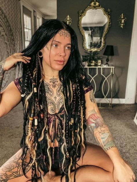 Half Dreadlocks Half Hair, Few Dreads In Hair, Dreaded Hair Women, Hippie Hair Color Ideas, Dreads In Short Hair, Dreadlock Extensions Hairstyles, Partial Dreadlock Hairstyles, Nordic Braids Women, Cute Dreadlocks Hairstyles