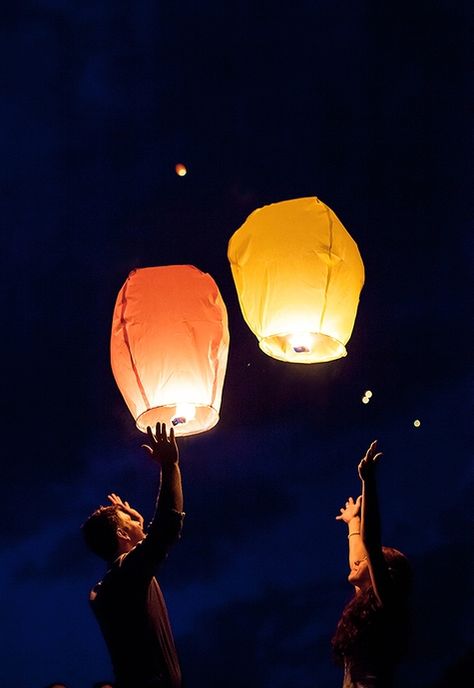 မီးပုံး Photo, သီတင်းကျွတ် Photo, Birthday Lanterns, Lantern Send Off, Last Day Of School Party, Lantern Wallpaper, Wedding Day Pictures, Paper Lanterns Wedding, Floating Lanterns