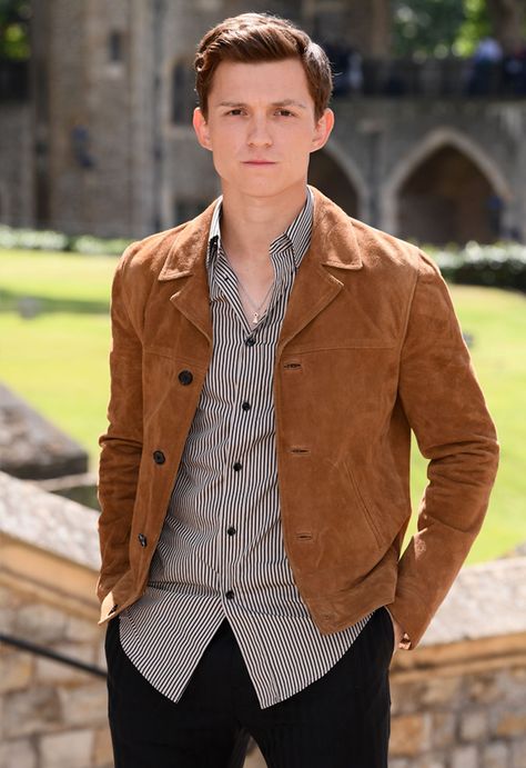 Celebrity Style Men, Star Tom, Open Collar Shirt, Billy Elliot, Tom Holland Peter Parker, Womens Biker Jacket, Smart Casual Style, Outfits Hombre, Tom Holland Spiderman