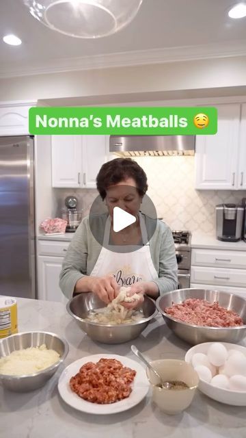 Meatballs Italian, Homemade Italian Meatballs, Italian Spaghetti, Italian Meals, Spicy Meatballs, Beef Ground, Celebrity Recipes, Ground Beef Dishes, Meatball Recipe