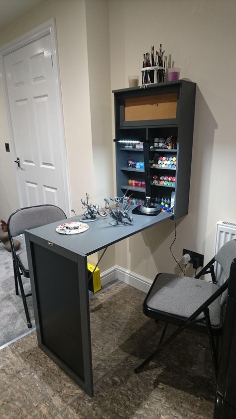 Warhammer 40k Storage, Miniature Painting Setup, Warhammer Game Room, Warhammer Bedroom Ideas, Warhammer Hobby Room, Warhammer Storage Ideas, Warhammer Desk Set Up, Warhammer Desk, Warhammer Painting Station