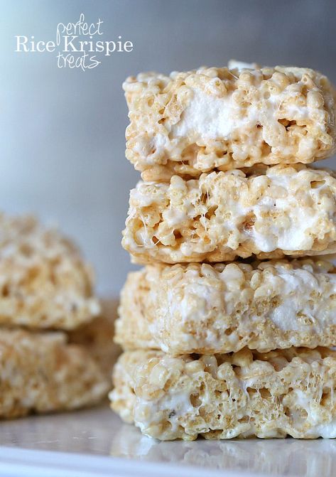 The Perfect Rice Krispie Treat Recipe! Simple and perfect everytime. Best Rice Krispie Treats Recipe, Fudge Caramel, Salty Caramel, Chomp Chomp, Krispie Treats Recipe, Breakfast Rolls, Perfect Rice, Krispy Treats, God Mad