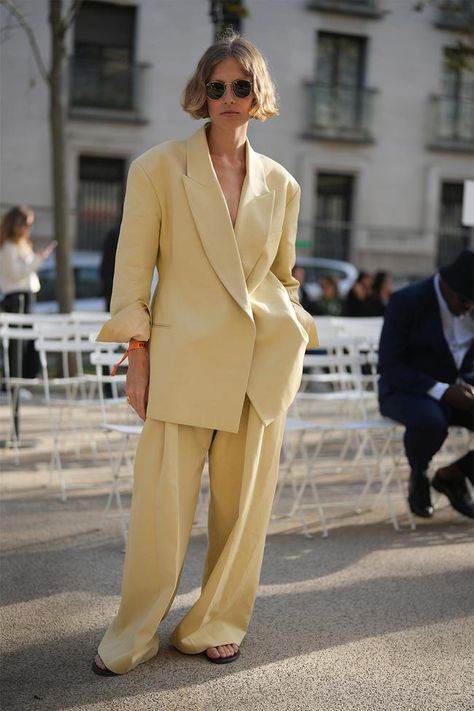 35 Street Style Summer Outfit Ideas For 2023/2024 - Vogue Australia Yellow Blazer Outfit, Tomboy Stil, Street Style Summer Outfits, Yellow Suit, Satin Blazer, Woman Suit Fashion, Summer Work Outfits, Fashion Days, Blazer Set