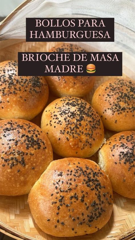 ¡Te presentamos la receta de panes de hamburguesa brioche de masa madre! Estos panes son la combinación perfecta entre una suave y acolchada textura y un sabor ligeramente dulce. La masa madre les da un sabor y una textura únicos que complementan perfectamente los ingredientes de una hamburguesa. Son perfectos para agregarles una variedad de aderezos e ingredientes, lo que los convierte en el pan de hamburguesa perfecto. La próxima vez que tengas ganas de una hamburguesa, ¡asegúrate de probar estos panes de hamburguesa brioche de masa madre! Pan Brioche Receta, Pan Brioche, Burger Buns, Sourdough Bread, Drink Recipes, Mouth Watering, Gluten Free, Pizza, Pasta