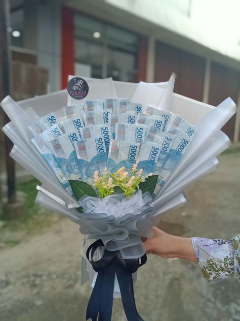 Money Bouquet, Money Gifts, Creative Money Gifts, Gifts For Nan, Diy Money, Money Gift, Islamic Inspirational Quotes, Luxury Gifts, Flowers Bouquet