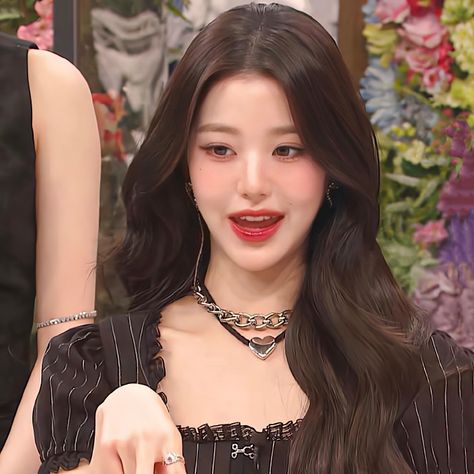 Wonyoung Wavy Hair, Wonyoungism Black, Brown Hair Kpop, Wonyoung Hairstyle, Female Singers Aesthetic, Wonyoung Hair, Lucky Vicky, Crochet Doll Tutorial, Asian Film