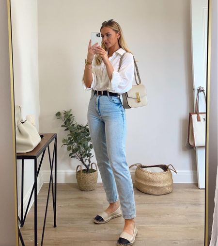 Cream Mom Jeans Outfit, Cream Mom Jeans, Neutral Bag, Cream Coat, Mom Jeans Outfit, White Linen Shirt, Summer Inspiration, Jeans Outfit, Double Breasted Coat