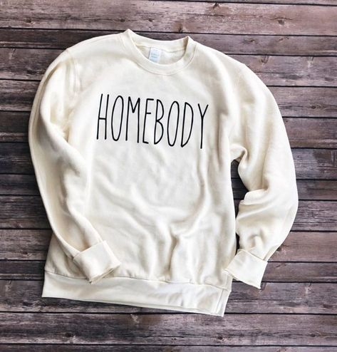 Rae Dunn Font, Diy Sweatshirt, Vinyl Shirts, Cricut Creations, Diy Shirt, Personalized T Shirts, Rae Dunn, Mom Shirts, Cute Shirts