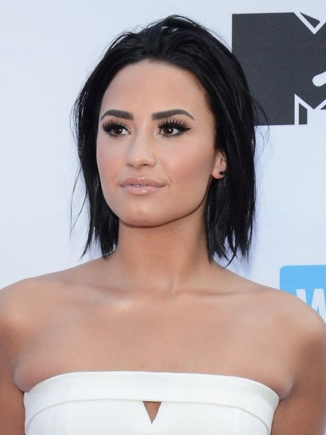 7 Times Demi Lovato Nailed Her Bob HaircutFacebookGoogle+InstagramPinterestTumblrTwitterYouTube Demi Lovato Makeup, Demi Lovato Hair, Demi Lovato Body, Going Grey, Makijaż Smokey Eye, Fancy Makeup, Best Short Haircuts, Disney Stars, Short Cut