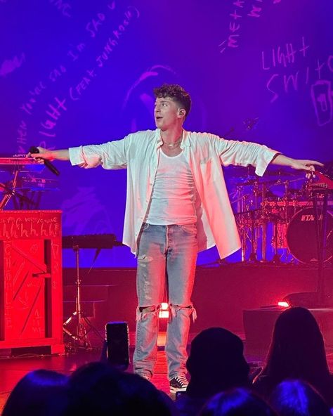 Outfits Concert, Ryan Tedder, Dan Reynolds, Charlie Puth, Luke Hemmings, White Jacket, Ed Sheeran, Concert Outfit, Chloe