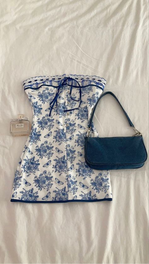 vintage dress, vintage bag, blue, museum fit, vacation fit, going out fit, beautiful summer dress, prints, european summer style Blue And White Clothes Aesthetic, Italy Summer Fashion, Paris Vacation Outfit, European Summer Style, Dress Prints, Corset Style Dress, Blue And White Outfits, Europe Outfits, Beautiful Summer Dresses