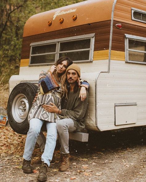 Photos Of Lovers, Camping Photoshoot, Vintage Maternity, Engagement Photography Poses, Boho Maternity, Outdoor Couple, Couples Outfit, Maternity Inspiration, Cool Halloween Costumes