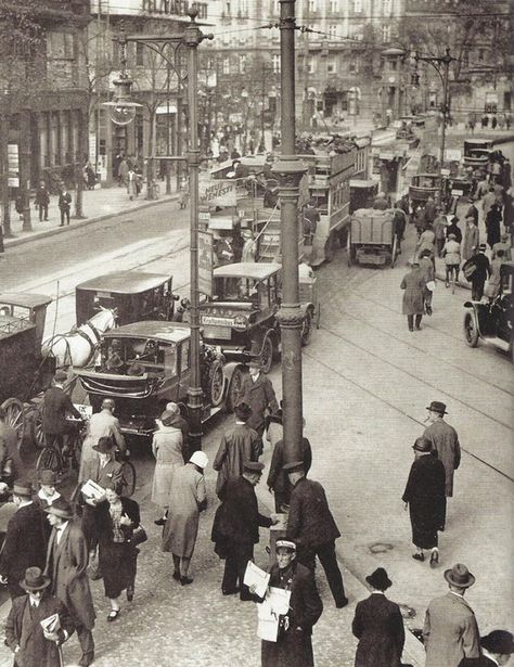 Captivating Vintage Photos of Everyday Life in Berlin in the 1920s Babylon Berlin, Weimar Republic, Paris 1900, Potsdamer Platz, German History, Vintage Germany, Berlin Wall, World Cities, Roaring Twenties