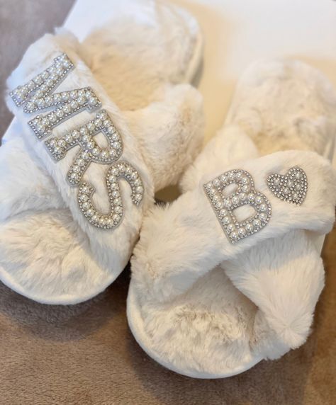 Diy Gifts For The Bride, Mrs Slippers, Diy Bride Gifts, Bride Presents, Wedding Ideas For Bride, Gifts To Bride, Morning Of Wedding, Bride Things, Bridal Gifts For Bride