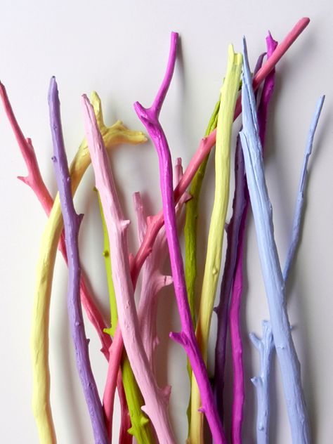 Colorful twigs Painted Twigs, Takken Decor, Painted Branches, Diy Frühling, Spring Decor Diy, Painted Sticks, Deco Floral, Do It Yourself Projects, Crafts Projects