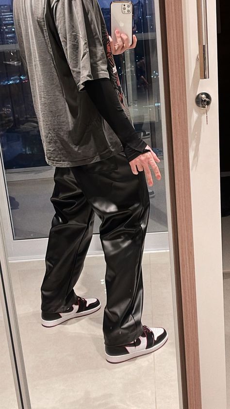 Men Leather Pants Outfits, Techno Outfit Men, All Black Mens Outfit, Leather Jeans Outfit, Baggy Leather Pants, Trousers Outfit Men, Leather Trousers Outfit, Cargo Pants Outfit Men, Fashion Cowok