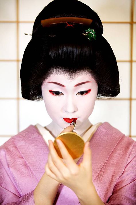 Get the inside scoop on the fascinating beauty routine of a geisha. Including their version of coconut oil, the truth about their red lipstick, and more. Geisha Makeup Traditional, Geisha Makeup Modern, Traditional Japanese Makeup, Japanese Skincare Routine, Geisha Makeup, Geisha Hair, Diy Coconut Oil, Coconut Oil Hair Mask, Geisha Art