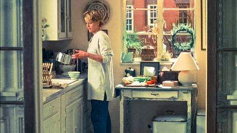 you've got mail kitchen; love all the vintage detail in Kathleen Kelly's apartment, love that bread box on the floor. You've Got Mail Apartment, Meg Ryan Movies, Famous Interiors, Nora Ephron, Trendy Apartment, Meg Ryan, You've Got Mail, Movie Sets, Design District