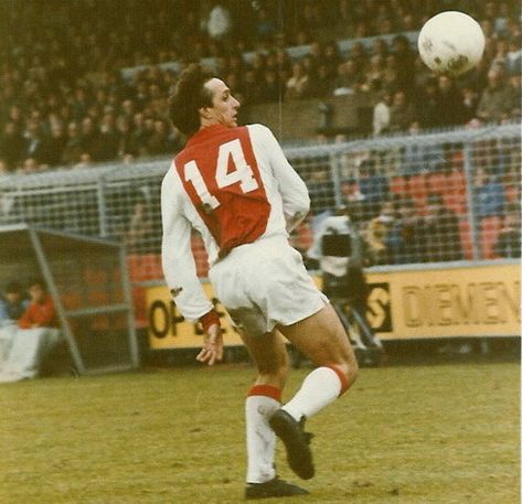 Johan Cruyff of Ajax Amsterdam in 1971. Good Morning People, Paolo Maldini, Memphis Depay, Johan Cruyff, Legends Football, Football Players Images, Best Football Players, Football Icon, Sports Hero