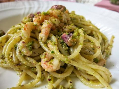 Pasta with pistacho and shrimp Pistachio Sauce Recipe, Pistachio Pasta, Pistachio Sauce, Italian Shrimp, Shrimp Pesto Pasta, Shrimp Spaghetti, Pesto Shrimp, Recipe Website, Best Spaghetti