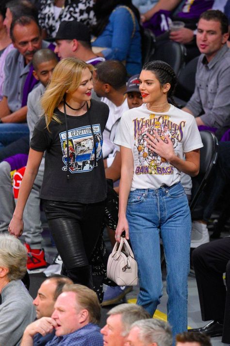 Kendall Jenner and Karlie Kloss joined forces at the LA Lakers game, where the model duo proved they're the chicest fans in matching outfits. A graphic tee, Ball Game Outfit, Kendall Jenner Style Casual, Jenner Nails, Basketball Game Outfit, Led Zeppelin T Shirt, Lakers T Shirt, Game Outfit, Jeans Street Style, Kylie Jenner Outfits