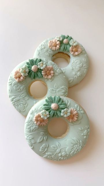 Eid Biscuits, 3d Donut, Donut Cookies, Donut Decorating Ideas, Donut Design, Cookies Decoradas, Fondant Recipe, Tiny Cakes, 3d Cookie