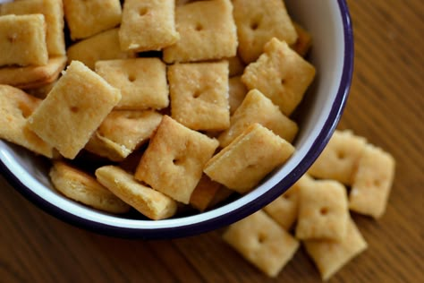 Sourdough Discard Cheese It Crackers - Michaela Lorren Cheez It Recipe, Homemade Cheez Its, Homemade Cheese Crackers, Cheesy Crackers, Cheddar Crackers, Snacks For Kids, Sourdough Discard, Homemade Cheese, Entertaining Recipes