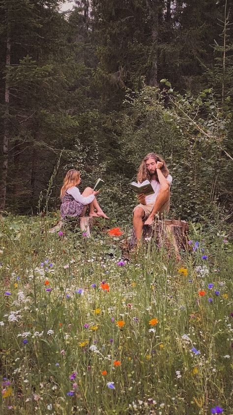 parkingonthewildside on Instagram: Sound on for one of the songs Aaron's been writing on the road this year. 🌿🌸 We accidentally came across these wildflowers when driving… Photo Shoot Mini Sessions, Daddy And Me Photo Shoot, Reading In The Woods, Fishing Photo Shoot, Hippie Family, Forest Picnic, Hippie Couple, Wedding Announcements Photos, Pic Poses