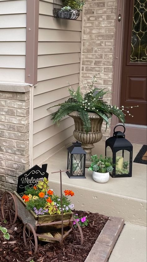 Summer Porch Ideas, Small Front Porch Ideas Entrance, Front Porch Landscaping, Front Door Landscaping, Corner Landscaping, Front Entrance Decor, Small Porch Decorating, Front Porch Flowers, Porch Landscaping