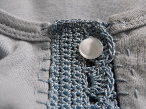 crocheted border, love this, on a t shirt turned cardigan?? Crochet Edging And Borders Cardigan, Crochet Button Loop, Crochet Curls, Clothes Upcycle, Crochet T Shirts, Crochet Edging Patterns, Crochet Buttons, Crochet Borders, Handwork Embroidery Design