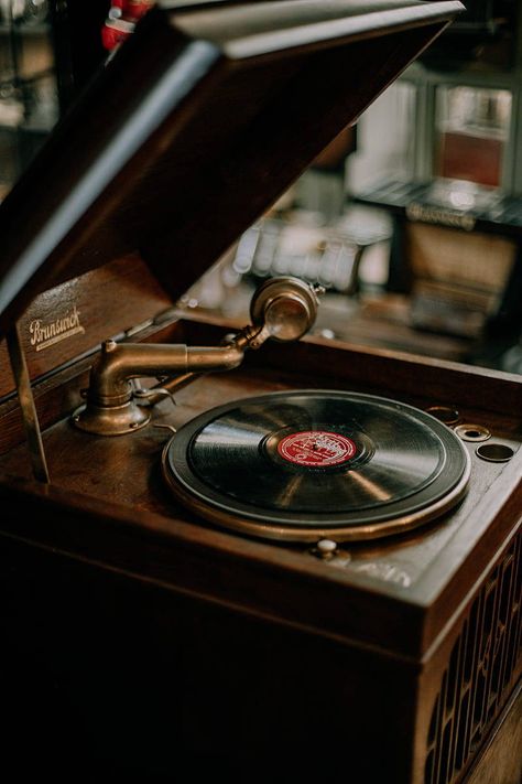 Retro Music Aesthetic, Cider Dressing, Record Player Aesthetic, Animation Pics, Records Aesthetic, Retro Record Player, Vintage Record Player, Barbershop Design, Dhoni Wallpapers