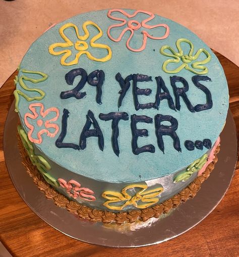 A cake covered in pale blue meringue, with the flowers of spongebob as background, it says "29 years later..." in dark blue letters 29 Cake Ideas, Funny 29th Birthday Cake, 26 Year Old Birthday Cake Ideas, Cake For 29th Birthday, 29 Bday Cake, Birthday 29 Years Party Ideas, 27 Bday Cake, 30 Year Old Birthday Cake, 29th Birthday Ideas For Her Cake