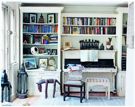 I love the idea of building shelves around a piano! Living Room Tv Wall Decor, Piano Room Decor, Piano Living Rooms, Building Shelves, Future Library, Piano Decor, Paperback Writer, Piano Room, Tv Wall Decor