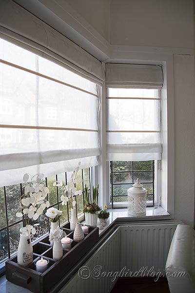 How to make double layered Roman blinds so you can leave the light shades down in the day to filter light, and the darker shades at night to block from the road/outer lights, etc. Nice. Window Sill Decor, Diy Window, Trendy Bathroom, Bathroom Windows, Window Room, Bedroom Windows, Style At Home, Kitchen Window, Roman Blinds