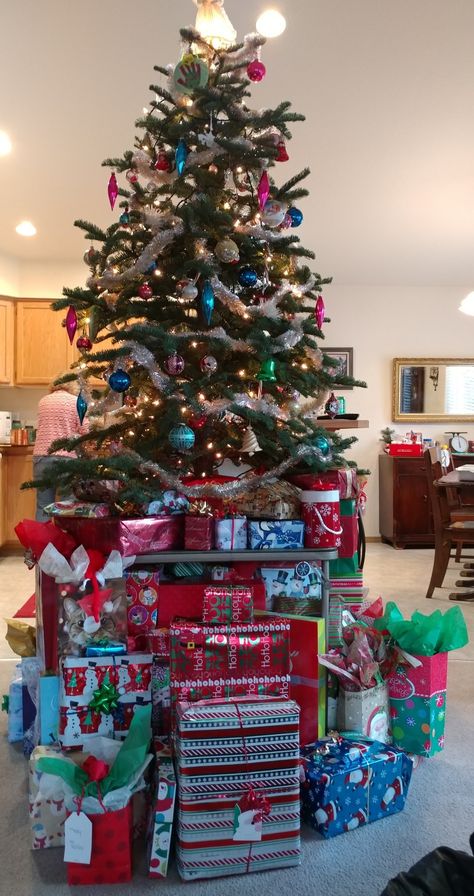 Christmas Tree With Alot Presents, Christmas Tree And Presents, Tree With Presents, Christmas Tree Gifts, Christmas Tree With Presents, Christmas Dreaming, Vintage Christmas Gifts, Starbucks Christmas, Christmas Themes Decorations