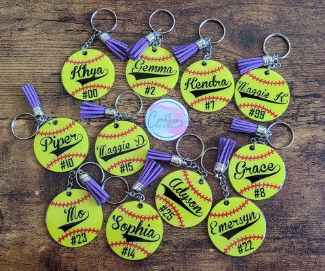 Please read entire listing. Personalized softball/baseball keychain bag tag.  Available in 2in or 3in sizes.  Also single or double-sided Customize with name and also # if desired.  Tag designs are resin sealed for durability! The estimated delivery listed is based on the production time I set. *Optional - Colored tassel. Black or white will be chosen if I cannot match the team color. Tassels are not added in pricing, they are a free optional extra.  *Broken replacements. A replacement will be m Softball Bags Diy Team Gifts, Softball State Tournament Gifts, State Softball Goodie Bags, Softball Ornaments Diy Team Gifts, Softball Ornaments Diy, Softball Goodie Bags, Softball Party Favors, Baseball Bag Tags, Baseball Keychains