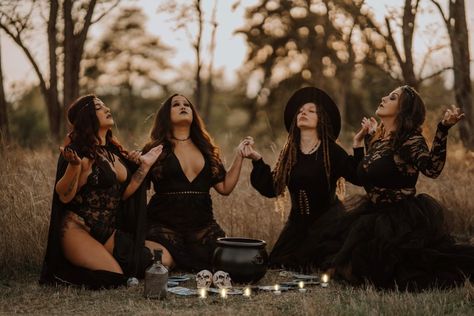 Witches In Cemetery, Coven Photoshoot Ideas, Witch Photoshoot Friends, Witchy Coven Photoshoot, The Craft Photoshoot, Witch Friend Photoshoot, Witch Coven Photoshoot Group, Witch Photoshoot Ideas Group, Witch Halloween Photoshoot