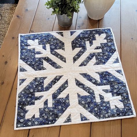 Quilted Wall Hangings Patterns, Mini Patchwork, Snowflake Quilt, Traditional Quilt Patterns, Mini Quilt Patterns, Quilted Wall Hanging, Hanging Quilts, Table Quilts, Winter Quilts