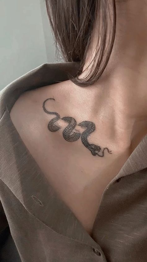 Python Tattoo, Enough Tattoo, Trippy Tattoo, Trash Polka Tattoo Designs, Black And White Snake, Snake Tattoos, Tattoo Time, Long Snake, Underboob Tattoo