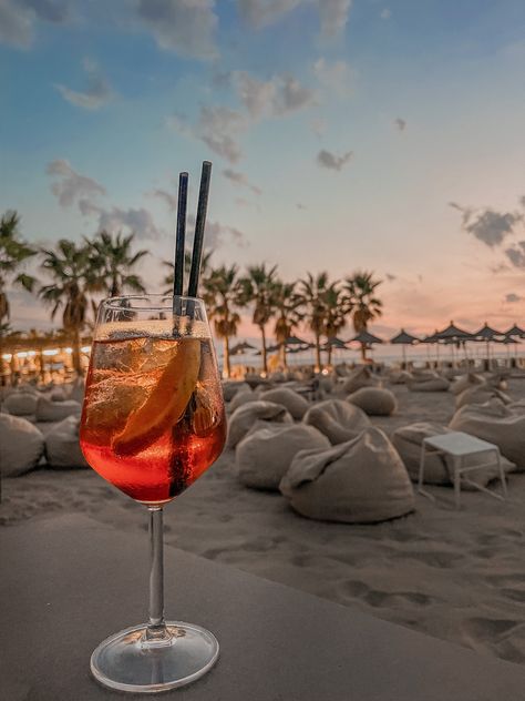 Alcoholic Drinks Pictures, Vacation Mood, Fancy Drinks, Holiday Pictures, Vacation Pictures, Beach Poses, Summer Photos, Beach Vibe, Travel Aesthetic