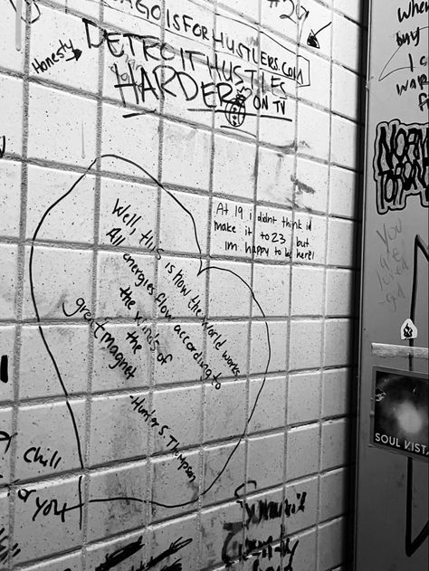 High School Bathroom Graffiti, Aesthetic Public Bathroom, School Graffiti Wall Ideas, Graffiti Toilet, School Bathroom Graffiti, Bathroom Writing, Graffiti Bathroom, Inspirational Aesthetic, Bathroom Graffiti