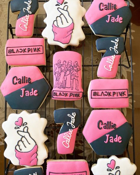 Everyone's favorite K-POP band, BLACKPINK! Such a fun idea to celebrate a birthday in style. Birthday themed cookies. Blackpink Cookies, K Pop Birthday Party Ideas, Blackpink Food, Pink Party Theme, Kitty Makeup, Hello Kitty Makeup, Themed Cookies, Style Birthday, Fancy Things