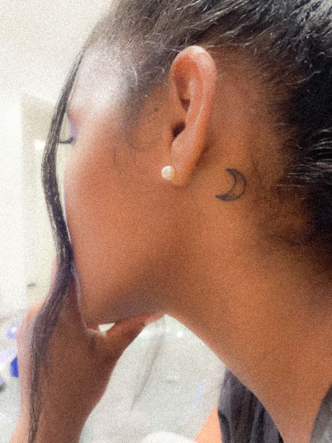 Cresent Moon Tattoos For Women, Tattoos On Brown Skin Women, Moon Tattoo Black Women, Moon Behind Ear Tattoo, Moon Tattoo Behind Ear, Dark Skin Tattoo, Earthy Tattoos, Full Moon Tattoo, Crescent Moon Tattoo